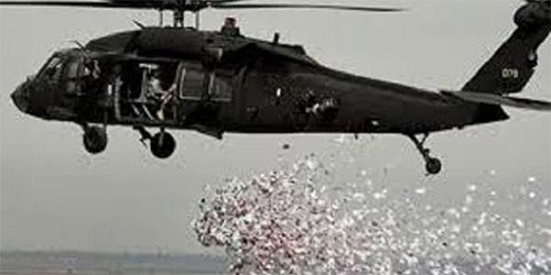 Un helicóptero del ejército sirio arroja panfletos sobre Alepo Los corredores de salvación en los barrios orientales de Alepo